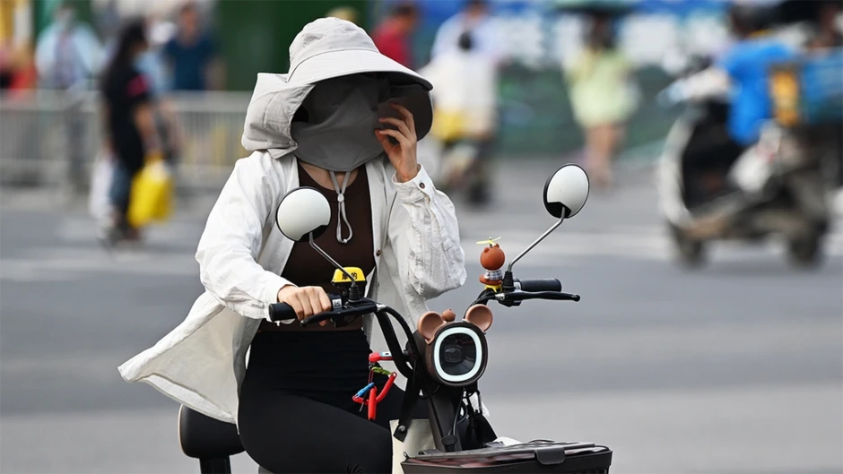 Bác sĩ Trung Quốc cảnh báo trùm chống nắng kín mặt có thể khiến da 'ngạt thở' Bác sĩ Trung Quốc cảnh báo trùm chống nắng kín mặt có thể khiến da 'ngạt thở'