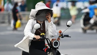 Bác sĩ Trung Quốc cảnh báo trùm chống nắng kín mặt có thể khiến da 'ngạt thở'