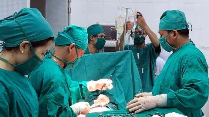 Bác sĩ Từ Dũ và Chợ Rẫy xuyên đêm mổ lấy khối thai sát động mạch chủ bụng cực hiếm gặp Bác sĩ Từ Dũ và Chợ Rẫy xuyên đêm mổ lấy khối thai sát động mạch chủ bụng cực hiếm gặp