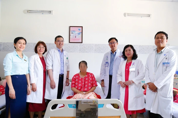 Bác sĩ Từ Dũ và Chợ Rẫy xuyên đêm mổ lấy khối thai sát động mạch chủ bụng cực hiếm gặp Bác sĩ Từ Dũ và Chợ Rẫy xuyên đêm mổ lấy khối thai sát động mạch chủ bụng cực hiếm gặp