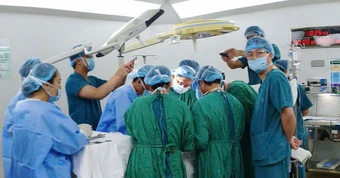 Bác sĩ Từ Dũ và Chợ Rẫy xuyên đêm mổ lấy khối thai sát động mạch chủ bụng cực hiếm gặp
