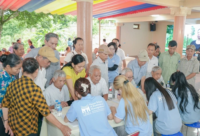 Bác sĩ tuyến trung ương về xã khám miễn phí cho người có công Bác sĩ tuyến trung ương về xã khám miễn phí cho người có công