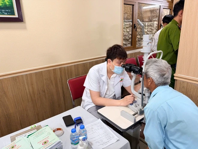 Bác sĩ tuyến trung ương về xã khám miễn phí cho người có công Bác sĩ tuyến trung ương về xã khám miễn phí cho người có công