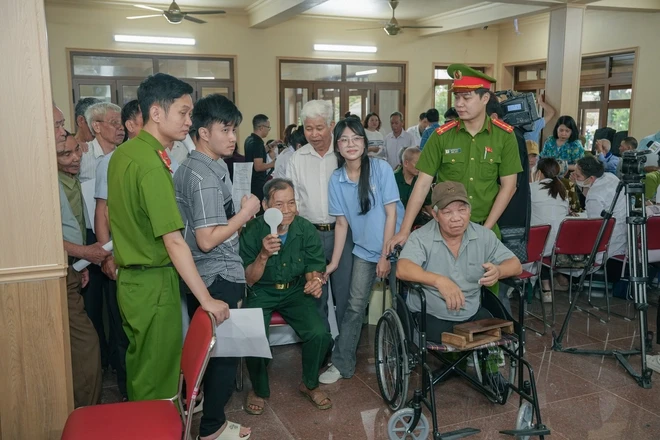 Bác sĩ tuyến trung ương về xã khám miễn phí cho người có công Bác sĩ tuyến trung ương về xã khám miễn phí cho người có công