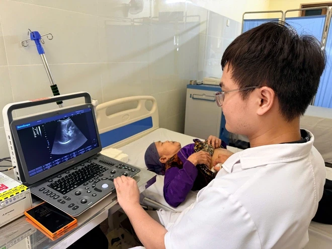 Bác sĩ tuyến trung ương về xã khám miễn phí cho người có công Bác sĩ tuyến trung ương về xã khám miễn phí cho người có công