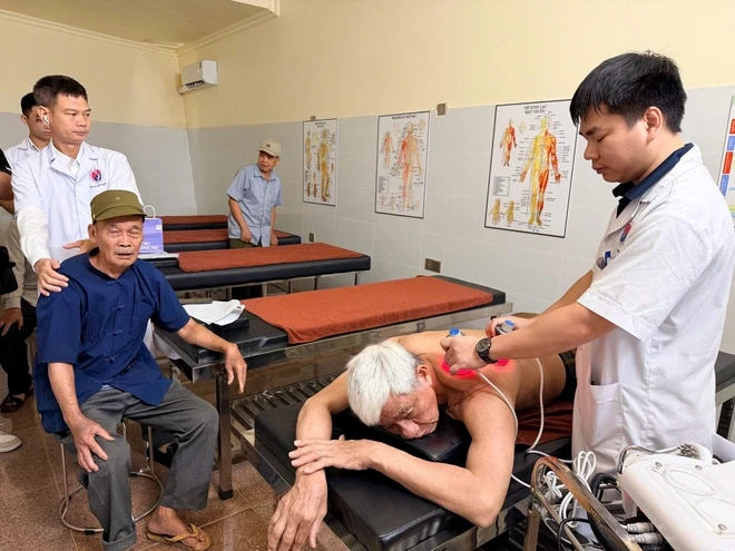 Bác sĩ tuyến trung ương về xã khám miễn phí cho người có công Bác sĩ tuyến trung ương về xã khám miễn phí cho người có công