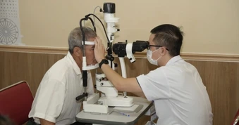 Bác sĩ tuyến trung ương về xã khám miễn phí cho người dân