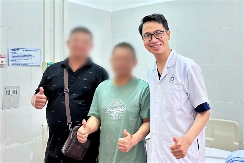 Bác sĩ Việt cứu du khách nước ngoài nôn ra máu nguy kịch