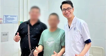 Bác sĩ Việt cứu du khách nước ngoài nôn ra máu nguy kịch