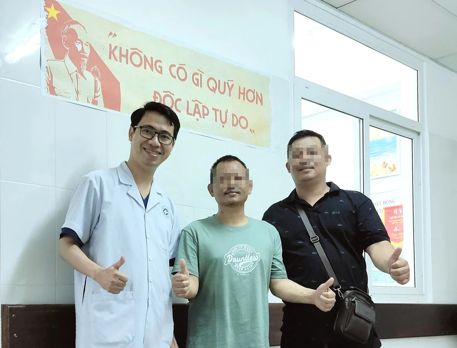 Bác sĩ Việt giành lại sự sống cho du khách nước ngoài nôn ra máu sau chuyến bay