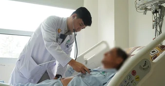 Bác sĩ Việt Nam cứu du khách Singapore thoát cơn đột quỵ trong gang tấc
