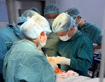 Bác sĩ Việt Nam phẫu thuật thành công khối u 'khổng lồ' của nữ Việt Kiều Mỹ