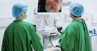 Bàng hoàng phát hiện ung thư di căn sau triệu chứng tưởng "bình thường"