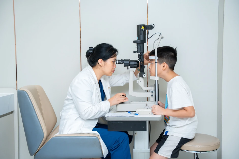 Báo động cận thị học đường: Nhiều trẻ giảm thị lực từ rất sớm