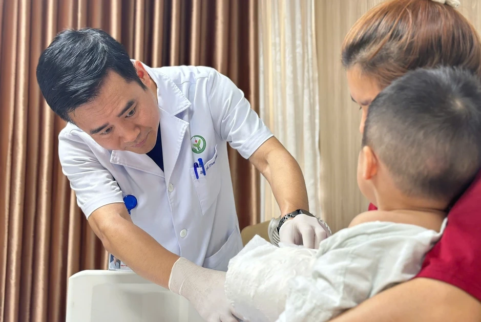 Báo động đỏ cứu bàn tay đứt lìa cho trẻ 2 tuổi Báo động đỏ cứu bàn tay đứt lìa cho trẻ 2 tuổi