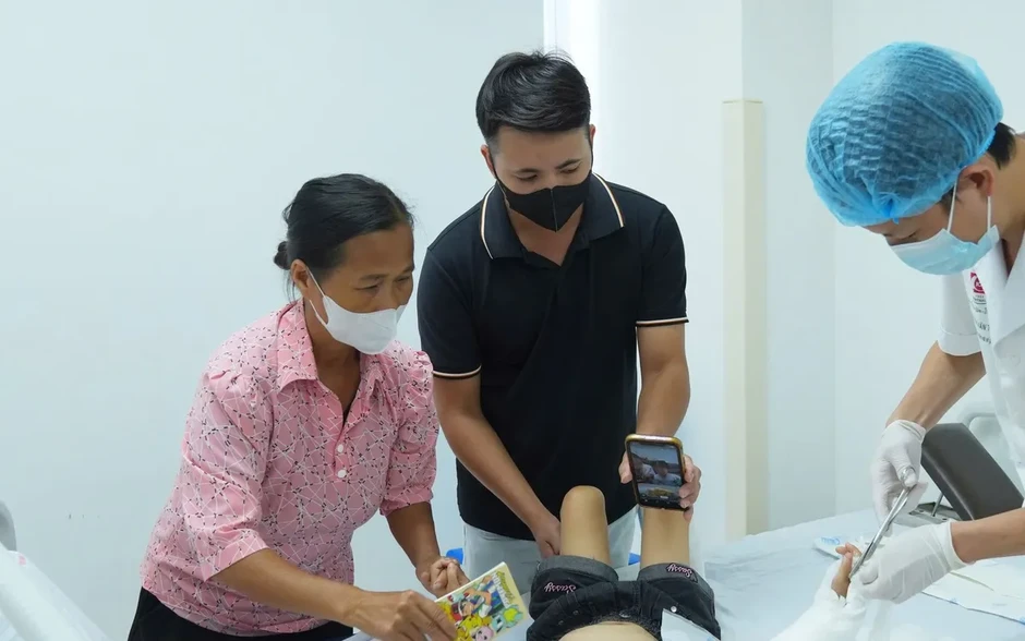 Báo động: Trẻ bị đứt rời cánh tay do... áo chống nắng cuốn vào bánh xe máy