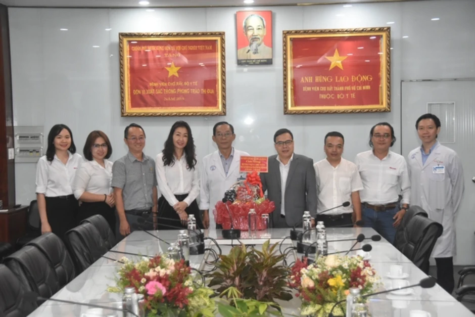 TinVina đi thăm, chúc mừng đội ngũ y-bác sĩ nhân Ngày Thầy thuốc Việt Nam TinVina đi thăm, chúc mừng đội ngũ y-bác sĩ nhân Ngày Thầy thuốc Việt Nam