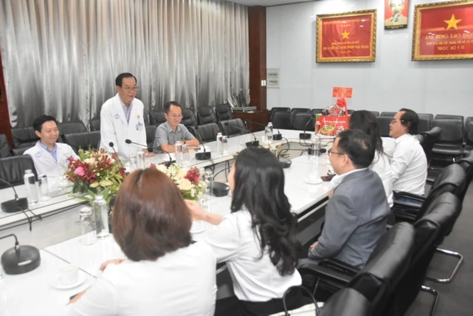 TinVina đi thăm, chúc mừng đội ngũ y-bác sĩ nhân Ngày Thầy thuốc Việt Nam TinVina đi thăm, chúc mừng đội ngũ y-bác sĩ nhân Ngày Thầy thuốc Việt Nam