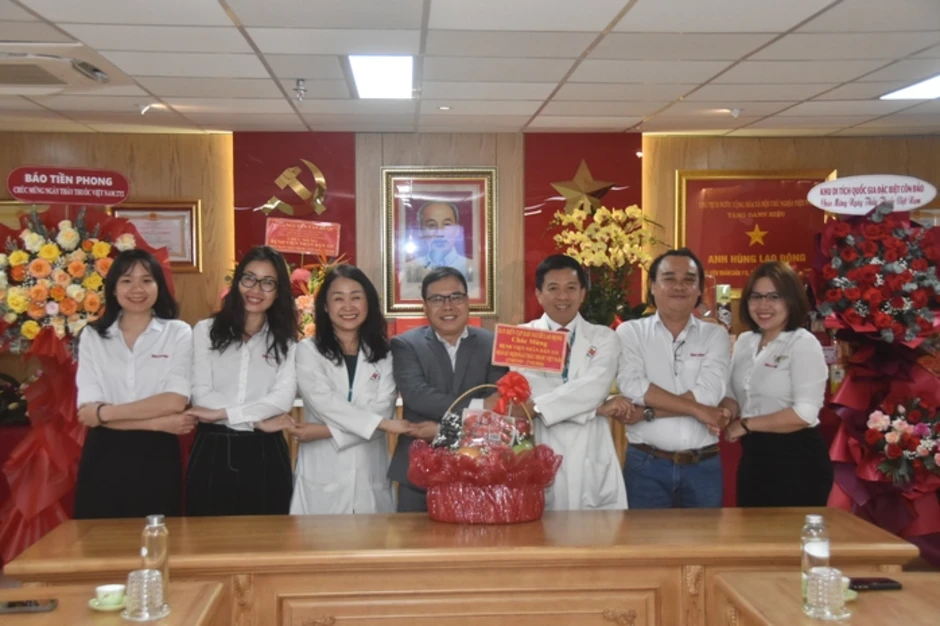 TinVina đi thăm, chúc mừng đội ngũ y-bác sĩ nhân Ngày Thầy thuốc Việt Nam TinVina đi thăm, chúc mừng đội ngũ y-bác sĩ nhân Ngày Thầy thuốc Việt Nam