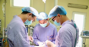 Bảo tồn lá phổi cho bệnh nhân ung thư nhờ kỹ thuật tạo hình phế quản