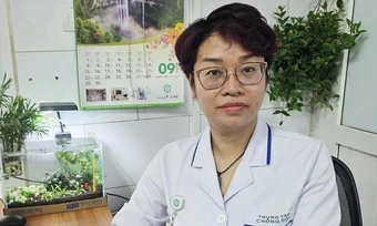 Bảo vệ siêu thị bất ngờ ngừng thở, nữ điều dưỡng ép tim cứu sống