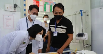 Bầu trời TPHCM mờ đục, coi chừng trẻ bệnh nặng
