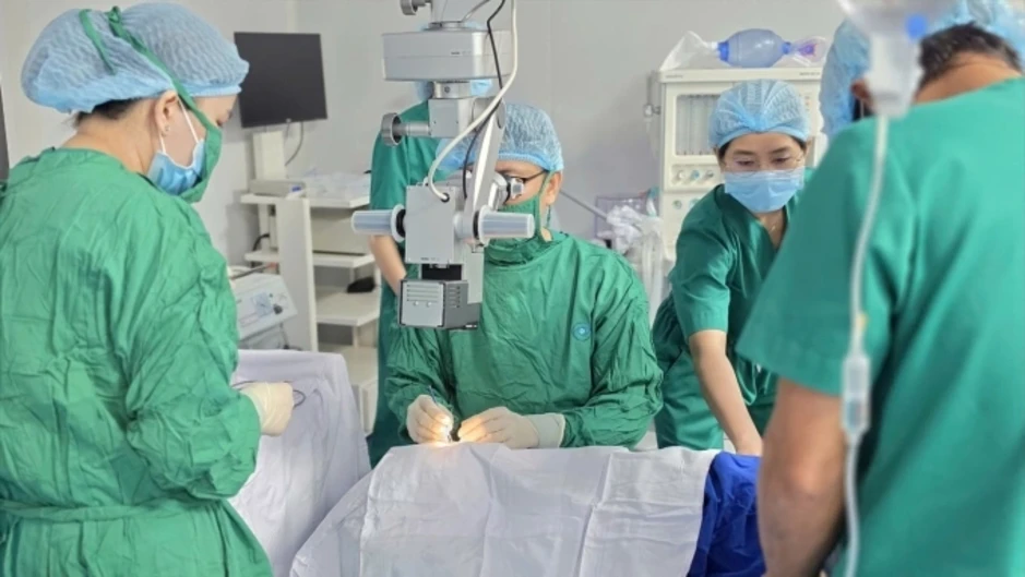 Bé 10 tuổi đục thủy tinh thể Bé 10 tuổi đục thủy tinh thể