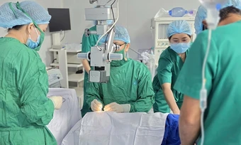 Bé 10 tuổi đục thủy tinh thể
