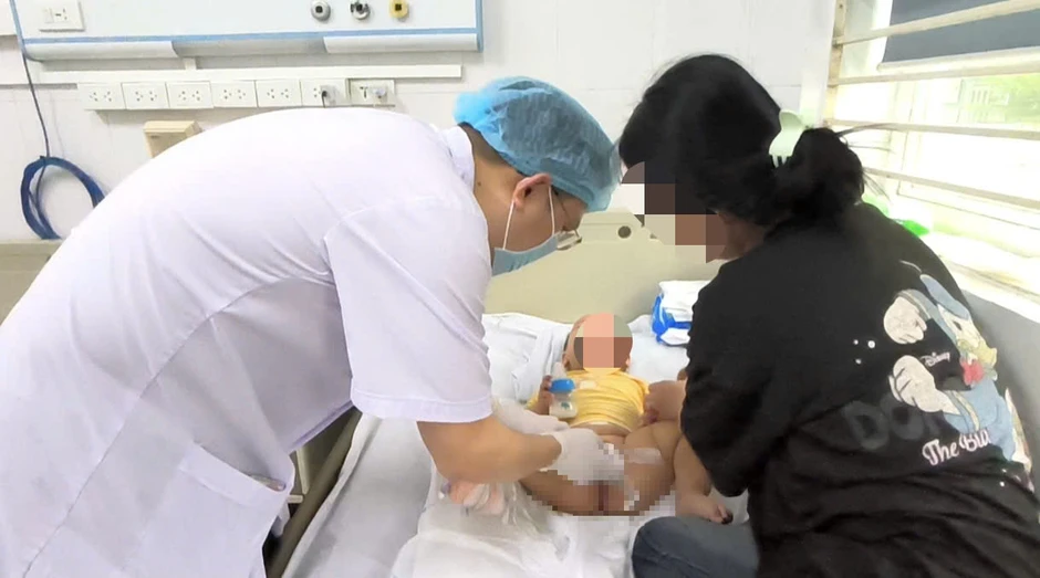Bé 13 tháng tuổi phát hiện ung thư tinh hoàn: Bác sĩ khuyến cáo Bé 13 tháng tuổi phát hiện ung thư tinh hoàn: Bác sĩ khuyến cáo