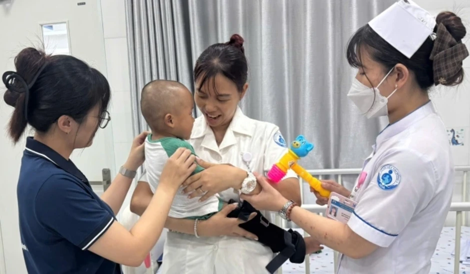 Bé 2 tuổi bị mẹ bạo hành vào trung tâm bảo trợ sau khi xuất viện Bé 2 tuổi bị mẹ bạo hành vào trung tâm bảo trợ sau khi xuất viện