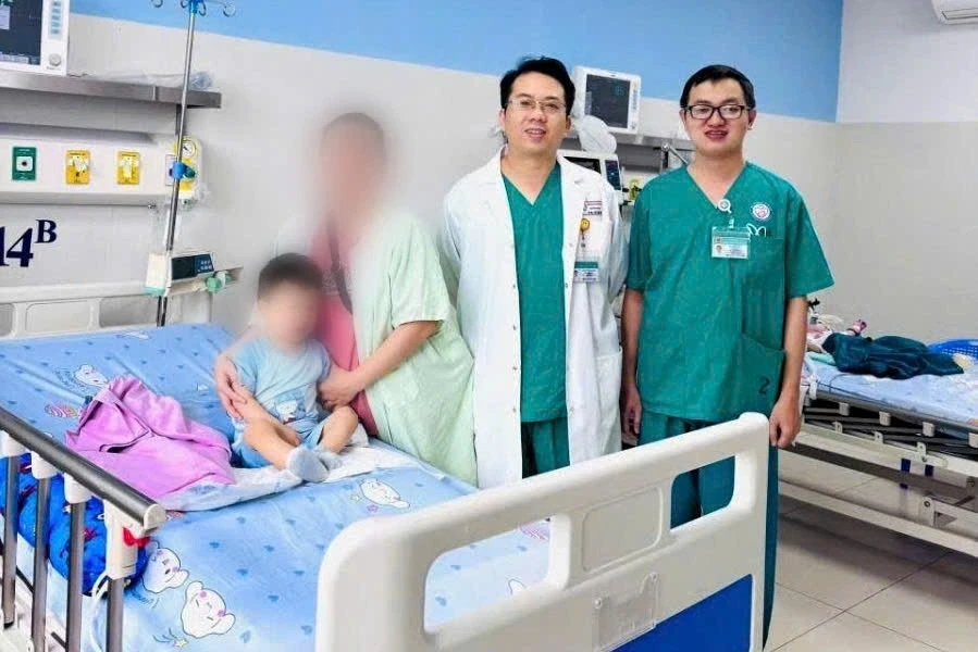 Bé 2 tuổi nuốt hóa chất anh trai mang từ trường về, phải lọc máu liên tục Bé 2 tuổi nuốt hóa chất anh trai mang từ trường về, phải lọc máu liên tục