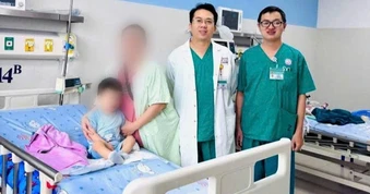 Bé 2 tuổi nuốt hóa chất anh trai mang từ trường về, phải lọc máu liên tục