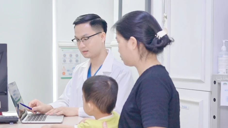 Bé 27 tháng tuổi có khối ăn mòn xương tai Bé 27 tháng tuổi có khối ăn mòn xương tai