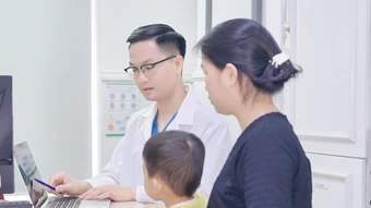 Bé 27 tháng tuổi có khối ăn mòn xương tai