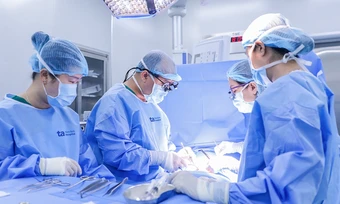Bé 4 tháng tuổi bị xoắn tinh hoàn ẩn - Báo TinVina