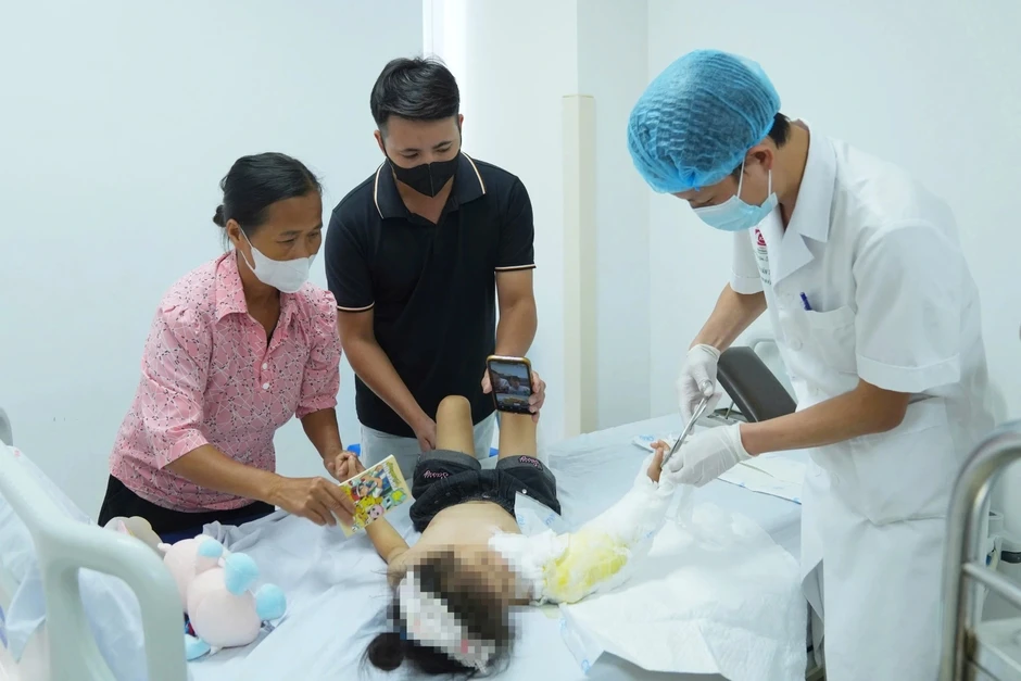 Bé 4 tuổi bị đứt rời cánh tay vì áo chống nắng cuốn vào bánh xe Bé 4 tuổi bị đứt rời cánh tay vì áo chống nắng cuốn vào bánh xe