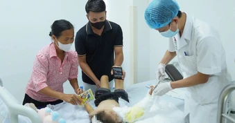 Bé 4 tuổi bị đứt rời cánh tay vì áo chống nắng cuốn vào bánh xe