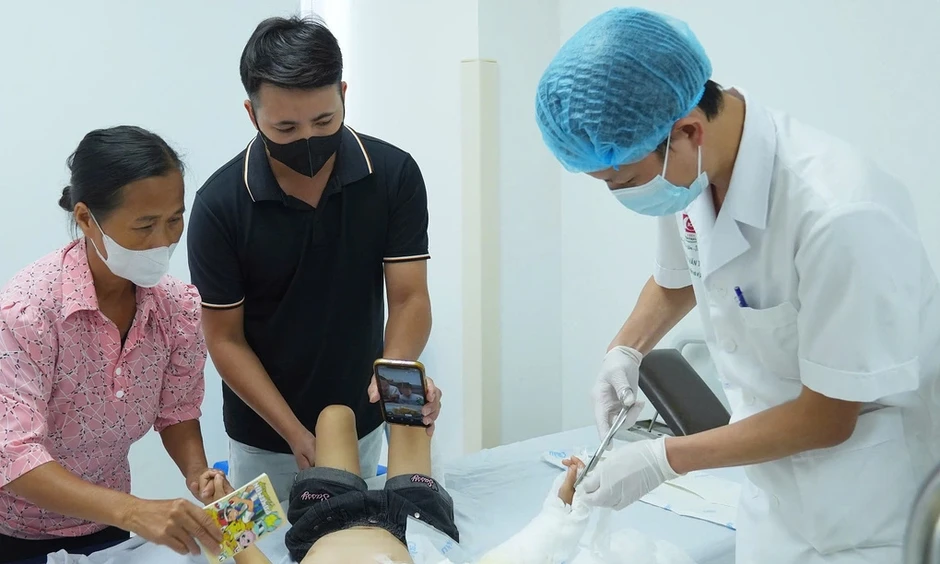 Bé 4 tuổi đứt cánh tay vì áo chống nắng cuốn vào bánh xe