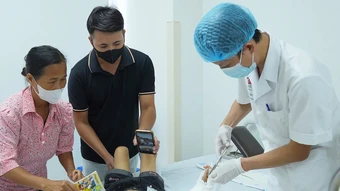 Bé 4 tuổi đứt cánh tay vì áo chống nắng cuốn vào bánh xe