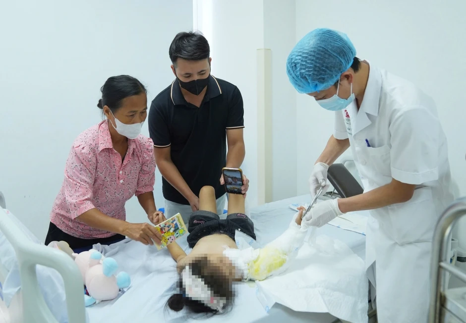 Bé 4 tuổi đứt rời cánh tay vì áo chống nắng cuốn vào bánh xe máy