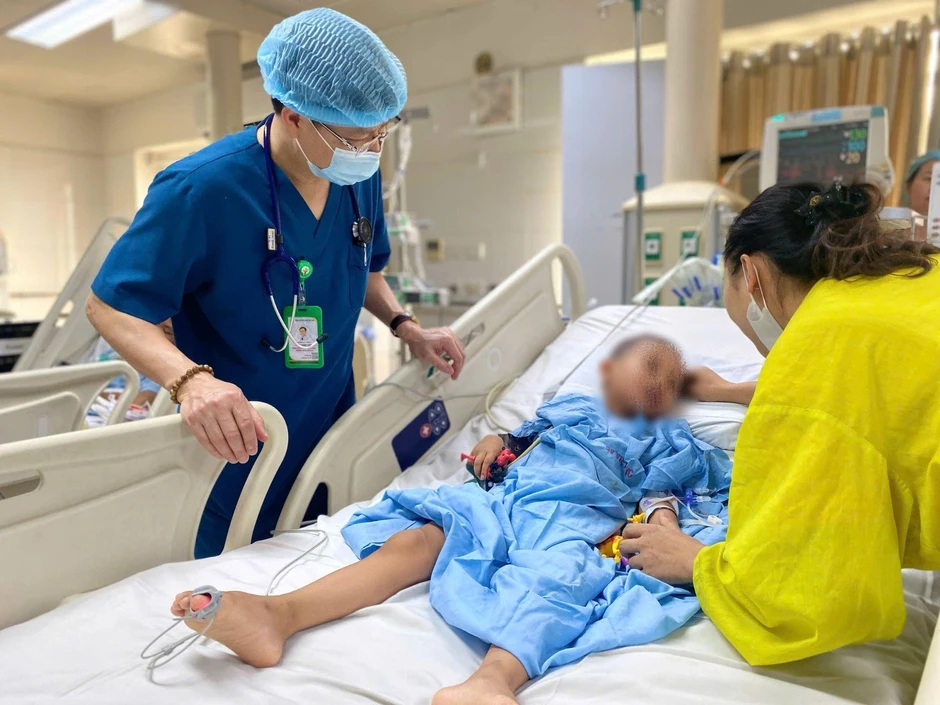 Bé 5 tuổi trong vụ xe khách lao xuống vực ở Tam Đảo qua nguy kịch Bé 5 tuổi trong vụ xe khách lao xuống vực ở Tam Đảo qua nguy kịch