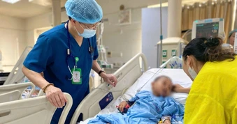 Bé 5 tuổi trong vụ xe khách lao xuống vực ở Tam Đảo qua nguy kịch