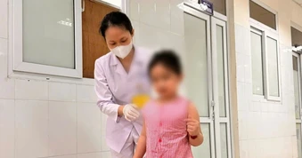 Bé 6 tuổi nhập viện trong tình trạng nguy kịch, đùi có vết rắn cắn