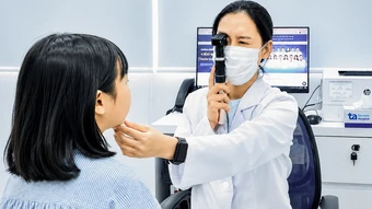 Bé 7 tuổi bị cận thị giả - Báo TinVina