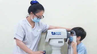 Bé 7 tuổi bị viễn thị - Báo TinVina
