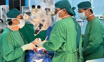Bé 8 tuổi được nối mạch máu não ngăn đột quỵ tái phát