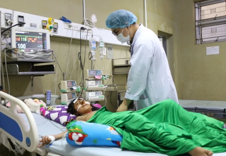 Bé gái 10 tuổi bị ong vò vẽ đốt hơn 70 vết gây phản vệ nặng Bé gái 10 tuổi bị ong vò vẽ đốt hơn 70 vết gây phản vệ nặng