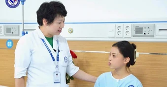 Bé gái 14 tuổi có khối u vú 8cm