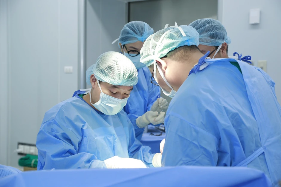 Bé gái 14 tuổi gãy xương cánh tay sau tai nạn xe đạp điện được phẫu thuật qua hai vết mổ nhỏ Bé gái 14 tuổi gãy xương cánh tay sau tai nạn xe đạp điện được phẫu thuật qua hai vết mổ nhỏ