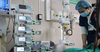 Bé gái 15 tháng tuổi bị ô tô cán qua hồi phục kỳ diệu